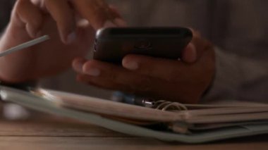 Çalışma masasında sosyal güvenlik için cep telefonu kullanan işadamlarının ellerini kapat. Küresel iş iletişimi.