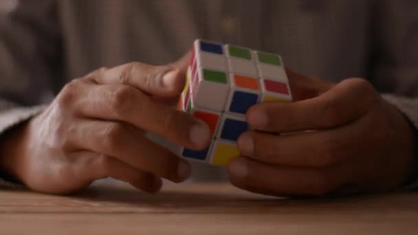 Närbild Händer Affärsman Lösa Rubik Kub Pussel Skrivbordet Problemlösning Arbetsplatsen — Stockvideo