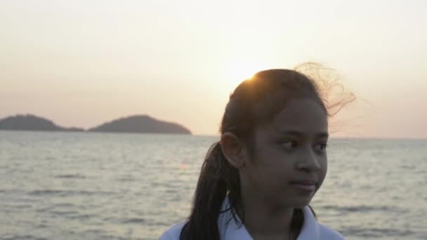 Retrato Menina Bonito Asiático Andando Costa Com Belas Paisagens Durante — Vídeo de Stock