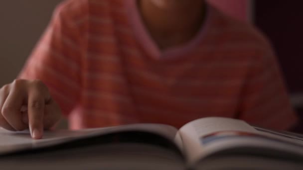 Niña Leyendo Pasando Páginas Libro Estudiante Mueve Los Dedos Largo — Vídeos de Stock