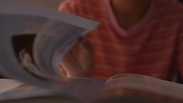 本を読んでページをめくる少女 女学生は本を読みながら指をページに沿って動かす 教育理念 — ストック動画