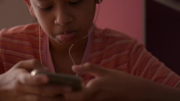 Niña Asiática Usando Teléfono Móvil Con Auriculares Mientras Los Medios — Vídeos de Stock