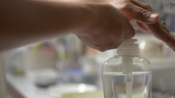 在Covid 19疫情爆发期间 妇女用酒精凝胶洗手 家庭主妇在厨房工作前用手部清洁剂防止病毒传播 珊瑚病毒的保护 — 图库视频影像