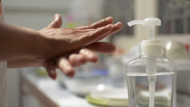 在Covid 19疫情爆发期间 妇女用酒精凝胶洗手 家庭主妇清洁厨房用具以防止病毒传播 珊瑚病毒的保护 — 图库视频影像