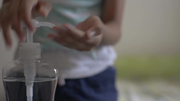 Menina Bonita Asiática Limpando Mãos Com Gel Álcool Usando Máscara — Vídeo de Stock