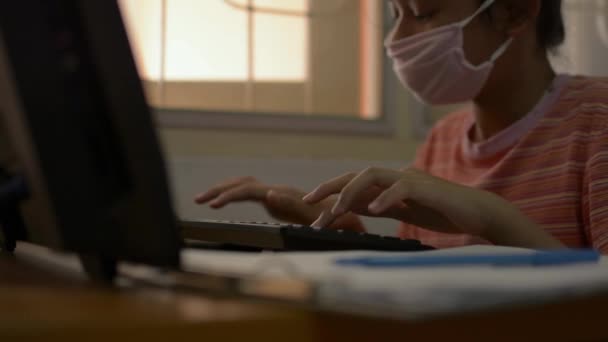 Menina Bonito Usando Máscara Protetora Trabalhando Com Computador Escrevendo Mesa — Vídeo de Stock