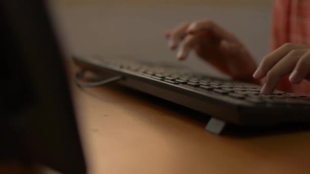 Cerca Mano Una Niña Escribiendo Teclado Computadora Escritorio Casa Durante — Vídeos de Stock