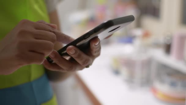 Zavřít Ruce Hospodyňky Pomocí Mobilního Chytrého Telefonu Pro Komunikaci Sledování — Stock video