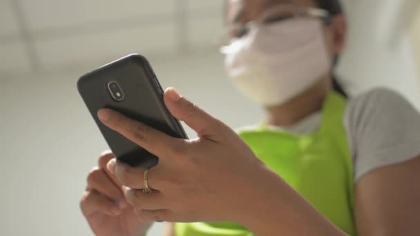 Dona Casa Usando Máscara Protetora Usando Telefone Inteligente Móvel Para — Vídeo de Stock