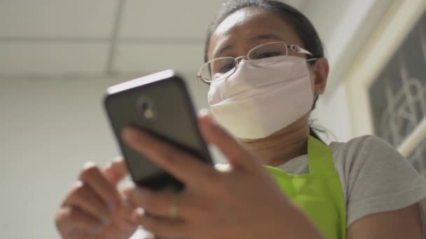 Dona Casa Usando Máscara Protetora Usando Telefone Inteligente Móvel Para — Vídeo de Stock