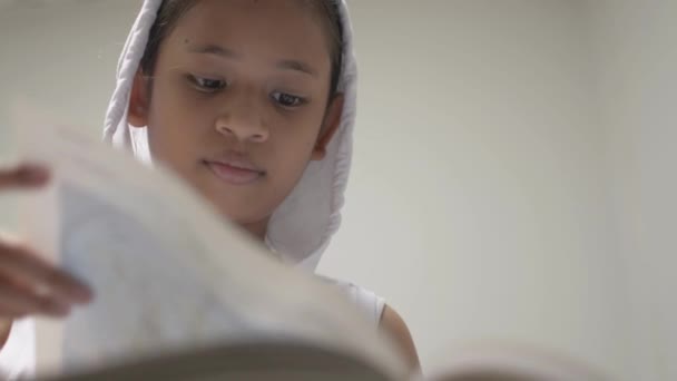 Linda Joven Sonriente Camisa Blanca Con Capucha Leyendo Libro Biblioteca — Vídeos de Stock