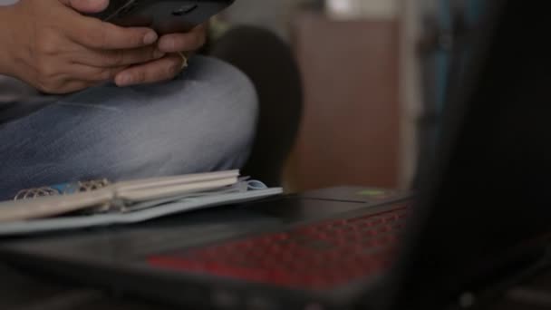 Deri Koltukta Oturan Cep Telefonu Kullanan Covid Salgını Sırasında Laptopla — Stok video