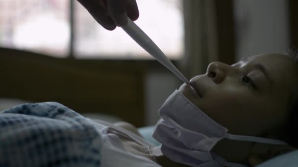 Рука Матери Ухаживающей Больной Дочерью Лежит Кровати Измерением Температуры Помощи — стоковое видео