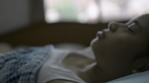 Κλείστε Αξιολάτρευτο Κορίτσι Της Ασίας Κοιμάται Στο Κρεβάτι Οποίο Είναι — Αρχείο Βίντεο
