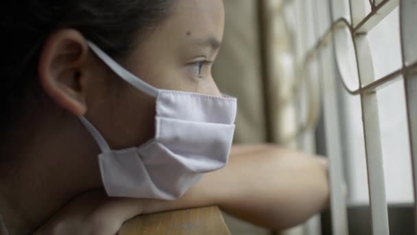 Aziatisch Schattig Meisje Dragen Beschermende Masker Kijken Uit Raam Hopeloos — Stockvideo