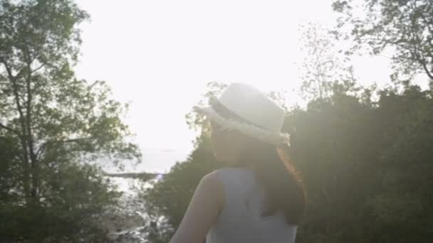 Χαρούμενη Ασιάτισσα Που Φοράει Ψάθινο Καπέλο Απολαμβάνει Βλέπει Όμορφα Τοπία — Αρχείο Βίντεο