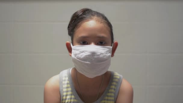 Portret Aziatisch Schattig Meisje Dragen Beschermende Masker Tijdens Het Verblijf — Stockvideo