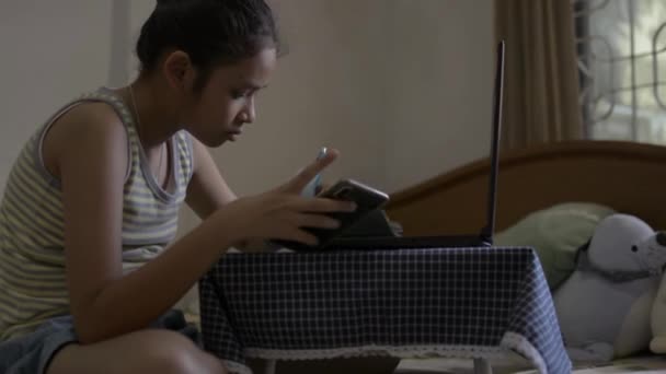 Ázsiai Aranyos Lány Szingli Néz Leckét Online Közben Házi Feladatot — Stock videók