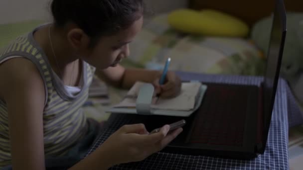 Menina Bonito Asiático Camisa Singlet Assistindo Aula Line Durante Fazer — Vídeo de Stock