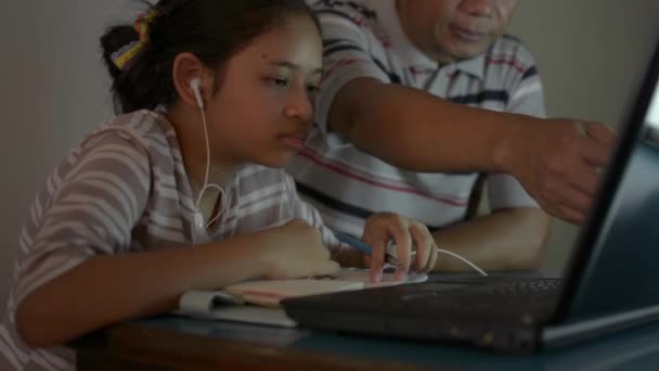 Asiático Bonito Menina Usar Fones Ouvido Com Seu Pai Usando — Vídeo de Stock