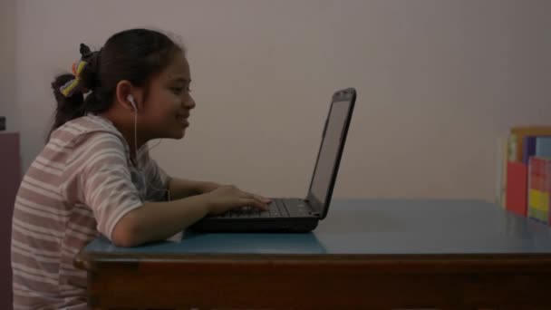 Asiático Bonito Menina Estudante Usando Fones Ouvido Falando Com Professor — Vídeo de Stock