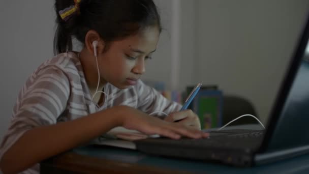 Menina Bonita Asiática Usando Fones Ouvido Assistindo Aula Line Laptop — Vídeo de Stock