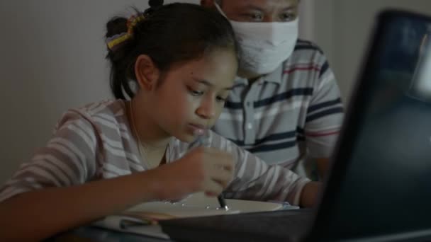 Asijské Roztomilý Dívka Svým Otcem Sledování Lekce Line Notebooku Při — Stock video