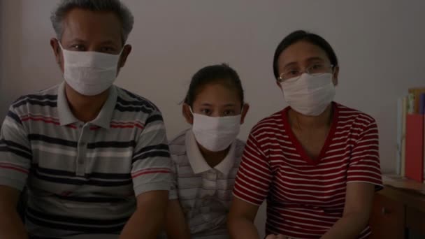 Retrato Una Familia Asiática Con Máscara Protectora Cuarentena Para Prevenir — Vídeo de stock