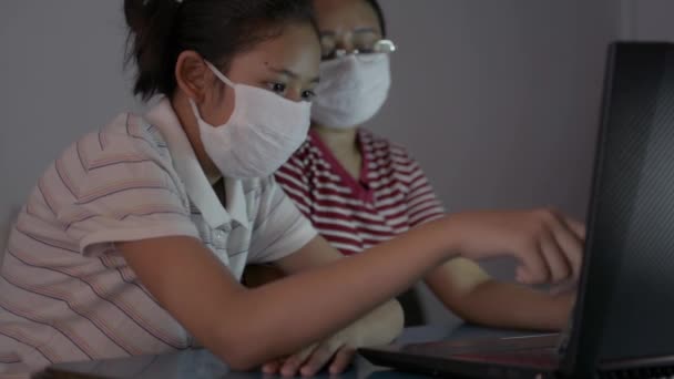 Asiática Linda Chica Con Madre Usando Máscara Protectora Viendo Lección — Vídeos de Stock