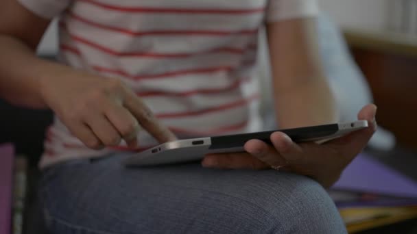 거실에 앉아서 집에서 온라인으로 디지털 태블릿을 사용하는 여성입니다 데이터 부아르 — 비디오