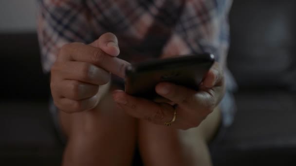 Закріпіть Руки Жінок Використовуючи Мобільний Смартфон Спілкування Спілкування Соціальній Мережі — стокове відео
