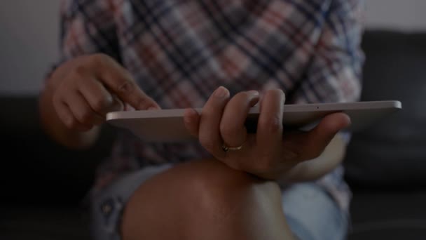 Close Frauenhände Mit Digitalem Tablet Für Die Kommunikation Über Soziale — Stockvideo