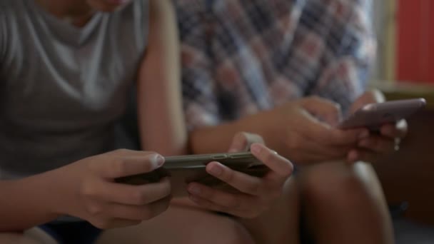 Primo Piano Mano Figlia Sua Madre Utilizzando Giocando Smartphone Durante — Video Stock