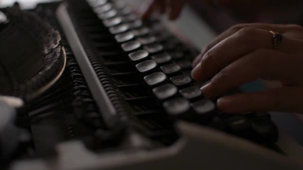 Cierre Las Manos Mujer Escribiendo Máquina Escribir Retro Durante Trabajo — Vídeos de Stock