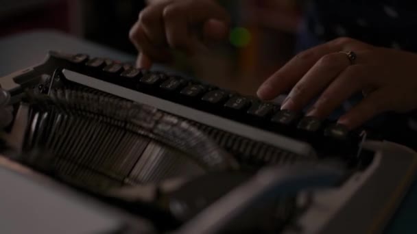 Gros plan mains de femme tapant sur la machine à écrire rétro pendant le travail à la maison. Machine à écrire alphabet thaï . 