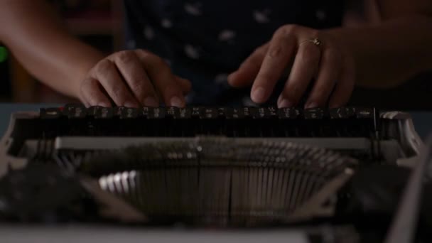 Gros plan mains de femme tapant sur la machine à écrire rétro pendant le travail à la maison. Machine à écrire alphabet thaï . 