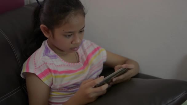 Menina Adorável Jogando Jogos Smartphone Móvel Sentado Sofá Durante Quarentena — Vídeo de Stock