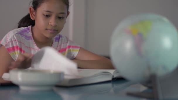 Menina Bonito Asiático Lendo Livro Mesa Casa Durante Quarentena Para — Vídeo de Stock