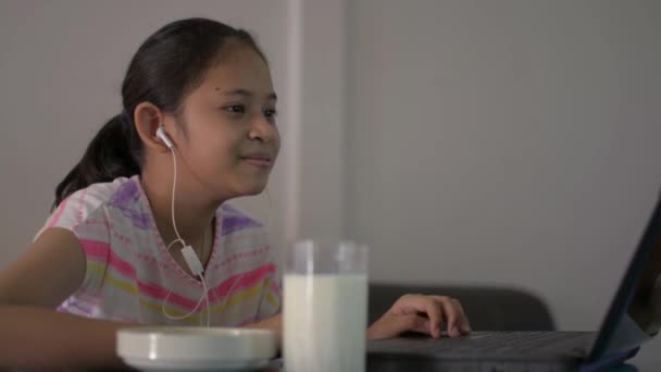 Adolescente Que Estudia Desde Casa Con Videollamada Durante Situación Pandémica — Vídeo de stock