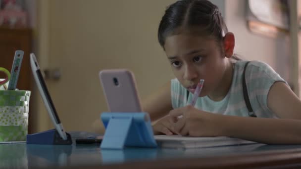 Adorável Menina Asiática Assistindo Aula Line Telefone Celular Tablet Digital — Vídeo de Stock