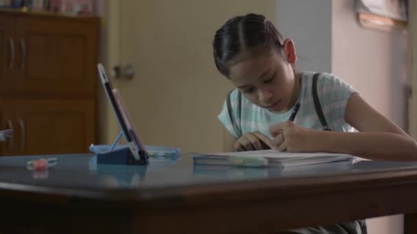 可爱的亚洲女孩在家里上课时通过数码平板电脑与老师交谈 Covid 19大流行期间 在家中通过视频电话学习的少女 — 图库视频影像