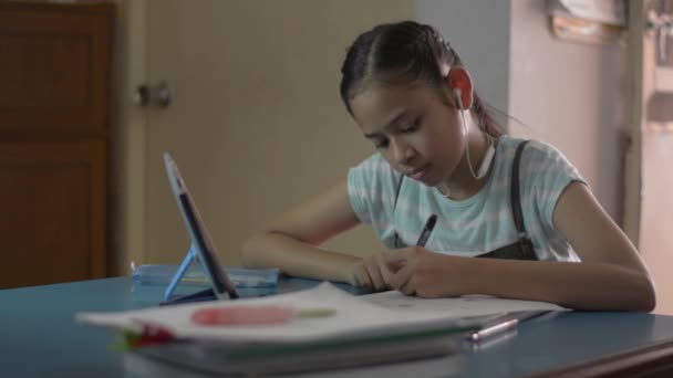 Adorável Menina Asiática Usando Fones Ouvido Usando Tablet Digital Para — Vídeo de Stock