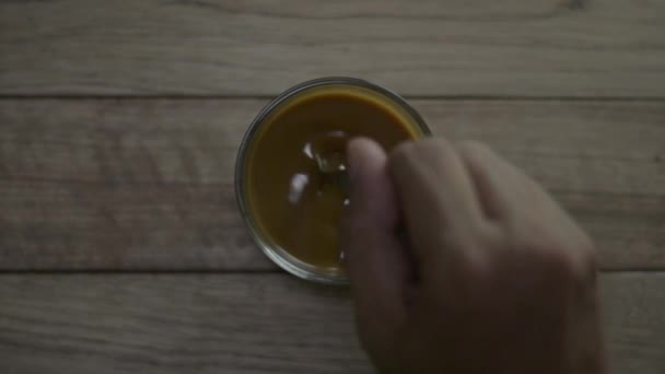 Vista Dall Alto Persona Mano Mescolando Caffè Caldo Una Tazza — Video Stock