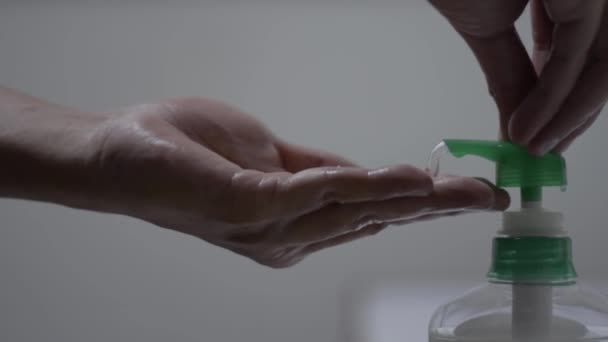 Person Drückt Flüssigseifenspender Zur Reinigung Seiner Hand Die Ausbreitung Des — Stockvideo