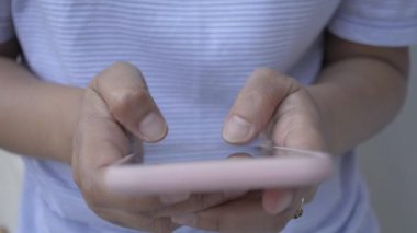Kadın, COVID-19 salgını sırasında evde karantinayla iletişim kurmak ve sohbet etmek için cep telefonundan akıllı mesajlar gönderiyor..