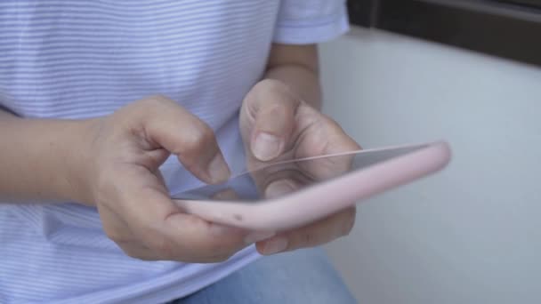 Mulher Vestido Casual Mensagem Texto Celular Telefone Inteligente Para Comunicação — Vídeo de Stock