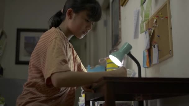 Азійська Мила Дівчина Вчиться Пише Під Час Уроків Столі Вночі — стокове відео
