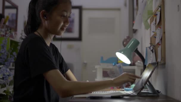 Chica Escuela Secundaria Con Auriculares Uso Tableta Digital Para Lección — Vídeos de Stock