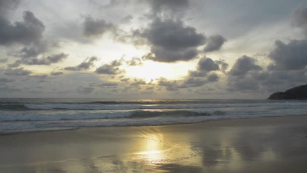 夕阳西下 卡隆海滩的美丽 天空戏剧化 傍晚时分 平静的海滩上 波浪在沙滩上飞溅的景象 太阳光反射在Phuket海滩海水表面 — 图库视频影像