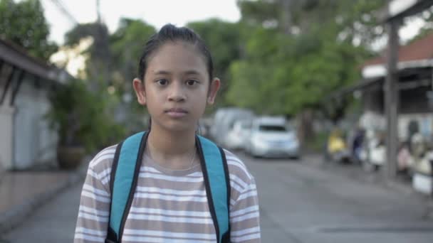 배낭을 평상복을 귀여운 아시아인 소녀의 지역의 보도에서 미소를 여대생 위에서 — 비디오